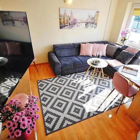 Plaza Apartment *