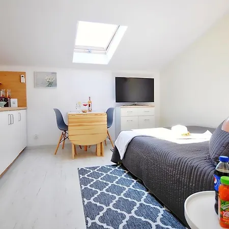 Plaza Apartment *