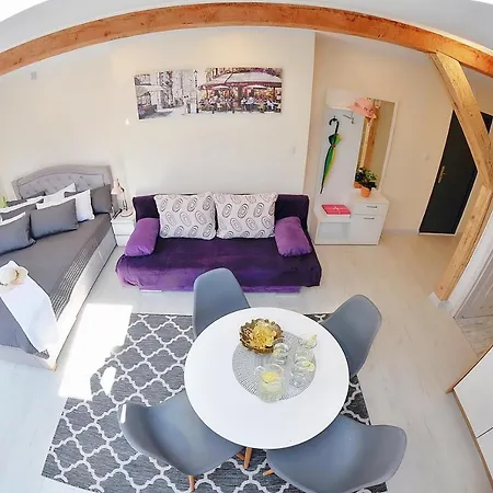 Plaza Apartment *