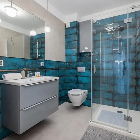 Air-conditioned Seaside With Parking & Balcony By Renters Apartment *