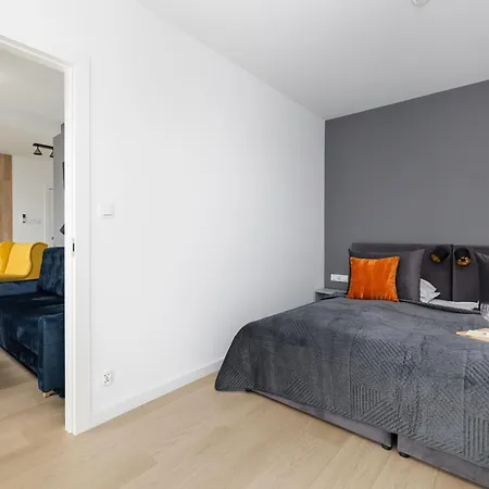 Air-conditioned Seaside With Parking & Balcony By Renters Apartment