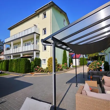 Very Close To Sea, Ustronie