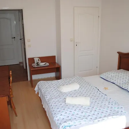 Europa Hostel *