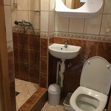 Nadbrzezna 18a *