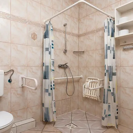 Kompleks wypoczynkowy Leśna Polana -ośrodek Rehabilitacyjny *